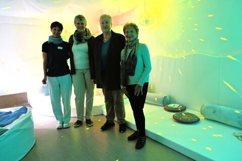 Was sie mit ihrer Spende Gutes bewirken konnten, darüber informierten sich Sibylle Deggelmann und Renate Madeja vom Verein Sprungbrett (rechts außen) sowie Sandra Matheus, ein ehemalige Mitarbeiterin des HJW, die den Anstoß zu der Spende gegeben hatte. Über den neuen Snoezelen-Raum freut sich auch Katja Rohrer (links außen) vom Kinderhaus, die sich um den Raum kümmert. Bild: Jagode